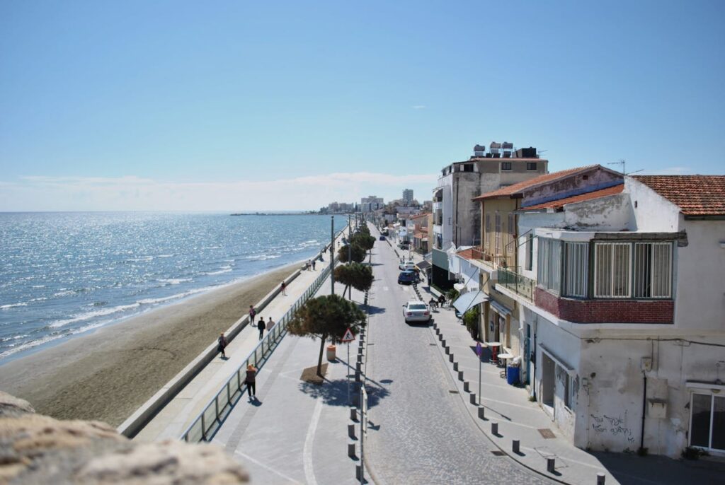 Pirmas įspūdis: palmės, druskos ežeras ir pajūrio promenada