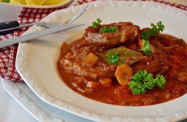 Ossobuco – lėto troškinimo patiekalas