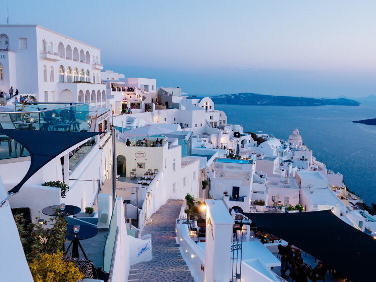 Santorini – balti namukai ir žydra jūra