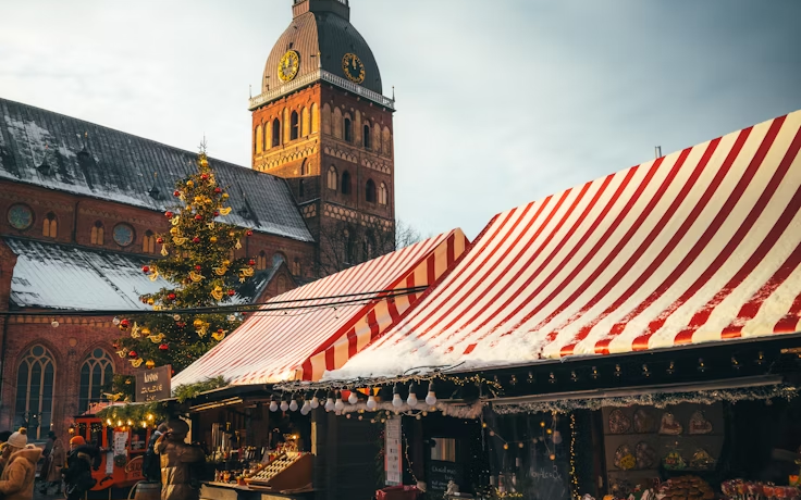 Kalėdinės mugės užsienyje 2025: magiškiausi Europos žiemos miestai