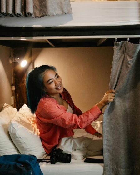 Hostelio virtuvėje lengviausia susipažinti, o pokerio stalas dažnai tampa greičiausiu pretekstu