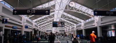 Trumpas laukimas oro uoste dažnai virsta valanda, kurios niekas neplanavo