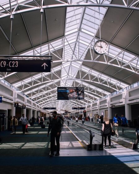 Trumpas laukimas oro uoste dažnai virsta valanda, kurios niekas neplanavo