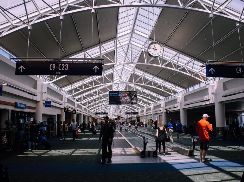 Trumpas laukimas oro uoste dažnai virsta valanda, kurios niekas neplanavo