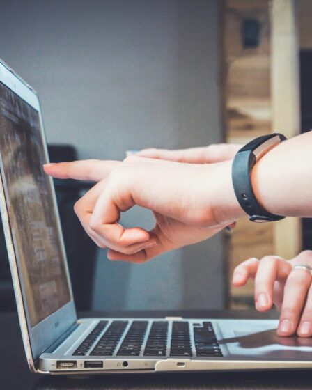 Kaip atpažinti patikimas užsienio kelionių platformas: gidas saugiam planavimui