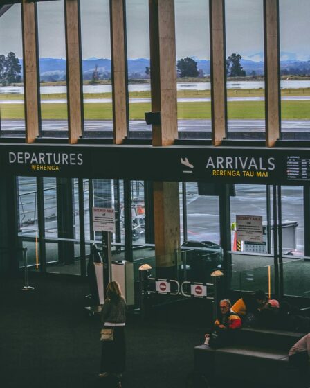 Skrydžio laukimas oro uoste tampa laiku, kai pirmą kartą atsiranda noras „pabandyti lažybas“