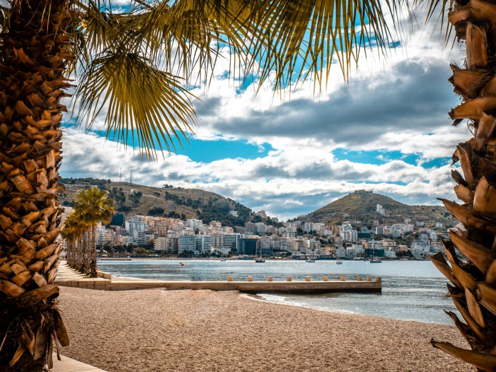 Saranda: gyvas kurortas prie Jonijos jūros