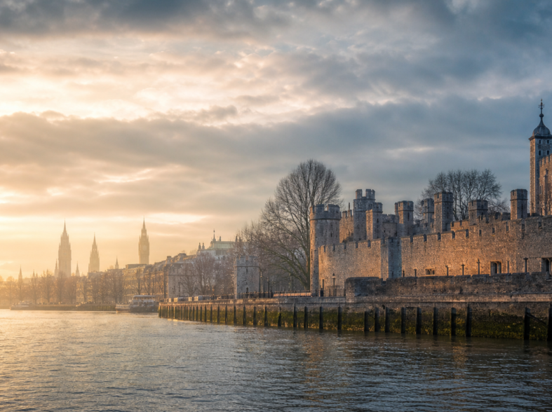 Redakcinė Anglijos istorijos iliustracija su Londono Taueriu, Temze ir burlaivio siluetu