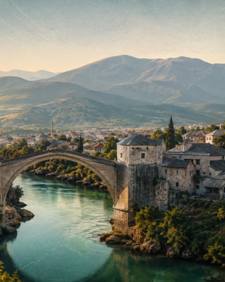Originali redakcinė Bosnijos ir Hercegovinos kelionės iliustracija su Mostaro Senuoju tiltu, Neretvos upe ir Dinarų kalnais
